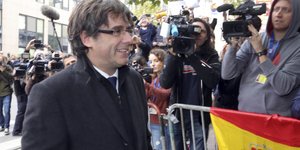 Ο Πουτζδεμόν επιστρέφει στη Βαρκελώνη (Φωτογραφία: AP/ Olivier Matthys)