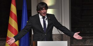 Ο Πουτζδεμόν στη συνάντησή του με Καταλανούς δημάρχους (Φωτογραφία: AP/ Geert Vanden Wijngaert)