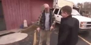 Ηλικιωμένος πλάκωσε δημοσιογράφο επειδή τον τσάντισαν οι ερωτήσεις [βίντεο]