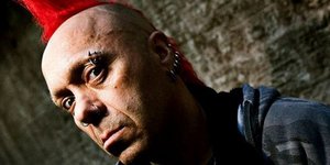 Τραγουδιστής «πάγωσε» το κοινό του όταν υπέστη καρδιακή προσβολή κατά τη διάρκει