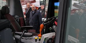 O Βλαντίμιρ Πούτιν σε εργοστάσιο κατασκευσής γεωργικών οχημάτων στο Ροστόφ (Φωτογραφία: ΑΡ) 