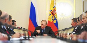 Ο Πούτιν ανακοίνωσε ότι θα κατασκευάσει γέφυρα για να συνδέσει την Κριμαία με τη