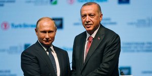 Πούτιν και Ερντογάν στην Κωνσταντινούπολη -Φωτογραφία: AP Photo/Lefteris Pitarakis
