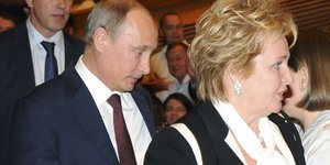 O Βλαντιμίρ Πούτιν εμφάνισε τη γυναίκα του μετά από ένα χρόνο για να ανακοινώσει