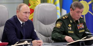 Ο Πούτιν και ο αρχηγός των ρωσικών ενόπλων δυνάμεων/ Φωτογραφία: AP- Mikhail Klimentyev