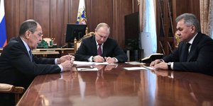 Ο Βλαντιμίρ Πούτιν με τους υπουργούς Εξωτερικών και Αμυνας/ Φωτογραφία: AP- Alexei Nikolsky