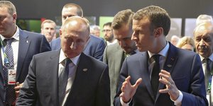 Ο Βλαντιμίρ Πούτιν με τον Εμανουέλ Μακρόν/ Φωτογραφία: AP- Mikhail Klimentyev