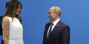 Η Μελάνια Τραμπ με τον Βλαντιμίρ Πούτιν (Φωτογραφία: AP/ Mikhail Klimentyev)