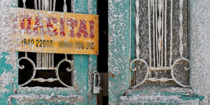 Εως 38% έπεσαν οι τιμές των ακινήτων σε 13 πόλεις στην Ελλάδα [πίνακας]