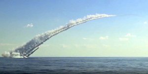 Πύραυλος εκτοξεύεται από ρωσικό υποβρύχιο (Φωτογραφία: AP)