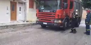 Πυροσβέστες έξω από το σπίτι του ηλικιωμένο / Φωτογραφία: YouTube