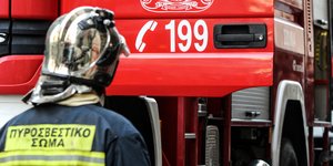 Στο σημείο επιχειρούν 12 πυροσβέστες. Φωτογραφία: Eurokinissi/ Σωτήρης Δημητρόπουλος