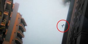 Καρέ καρέ η στιγμή που δύο πυροσβέστες πέφτουν από τον 13ο όροφο κτιρίου μετά απ