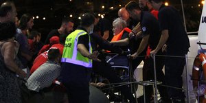 Περισυλλογή πυρόπληκτων/ Φωτογραφία intime news