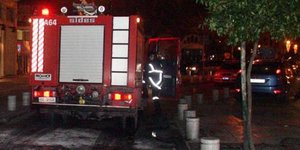 Άγνωστοι πυρπόλησαν πυροσβεστικό όχημα στα Εξάρχεια
