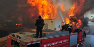 Σε ύφεση οι φωτιές στην Πελοπόννησο - Διακοπή κυκλοφορίας οχημάτων προς Ουρανούπ