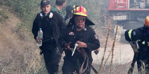 Στο... ντιβάνι και οι πυροσβέστες / Φωτογραφία: (EUROKINISSI/ILIALIVE.GR/ΓΙΑΝΝΗΣ ΣΠΥΡΟΥΝΗΣ)