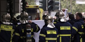 Πυροσβέστες σε επιχείρηση κατάσβεσης πυρκαγιάς / Φωτογραφία: SOOC