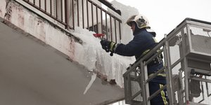 Πυροσβέστης σπάει το παγωμένο «γλυπτό» / Φωτογραφία: InTime News