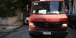 Πυροσβέστες απεγκλώβισαν τον οδηγό (Φωτογραφία αρχείου: EUROKINISSI/ ΣΤΕΛΙΟΣ ΜΙΣΙΝΑΣ)