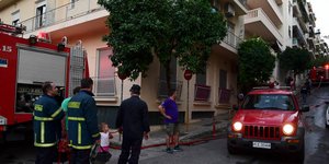 Μια γυναίκα χωρίς τις αισθήσεις της ανέσυραν οι πυροσβέστες από πυρκαγιά σε διαμέρισμα στη Ν. Ιωνία -Φωτογραφία αρχείου: Intimenews/ΒΑΡΑΚΛΑΣ ΜΙΧΑΛΗΣ