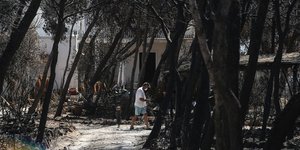 Καμένο σπίτι από τις πυρκαγιές /Φωτογραφία intime news