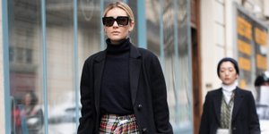 Γυναίκα ποζάρει στον φακό/Φωτογραφία Shutterstock