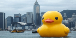 Ξεφούσκωσε το γιγάντιο παπί στο λιμάνι του Χονγκ Κονγκ [εικόνες]