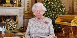 Η βασίλισσα Ελισάβετ απευθύνει το χριστουγεννιάτικο μήνυμά της. Φωτογραφία: Twitter 