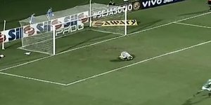 Εχασε την μπάλα μέσα από τα χέρια του και δέχτηκε ένα «φτηνό» γκολ [βίντεο]