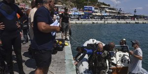 Δύτες στο λιμάνι της Ραφήνας