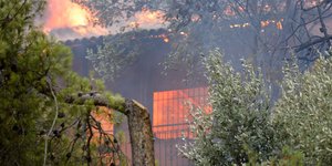 Εχουν καεί πάνω από 200 σπίτια