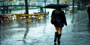 Ασθενείς βροχοπτώσεις και πτώση της θερμοκρασίας σε όλη τη χώρα