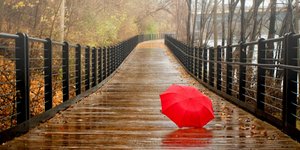 Απαραίτητες οι ομπρέλες και την Τρίτη -Σε ποιες περιοχές θα σημειωθούν καταιγίδε