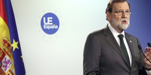 Ο Ραχόι ανακοίνωση την ενεργοποίηση του άρθρου 155 (Φωτογραφία: AP/ Olivier Matthys)