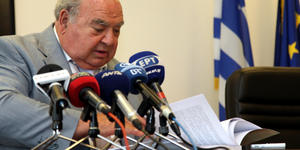 Νομιμοποιείται το φακελάκι -Κανείς δεν τιμωρήθηκε για ανθοδέσμη ή για γλυκά