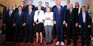 Η «οικογενειακή» φωτογραφία στη Σύνοδο Δυτικών Βαλκανίων (Φωτογραφία: Twitter)