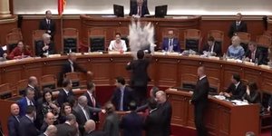 Τον Εντι Ράμα αλεύρωσαν βουλευτές της αντιπολίτευσης μέσα στο κοινοβούλιο