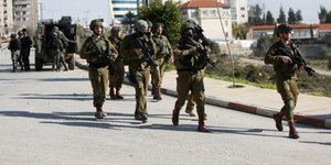 Ισραηλινοί στρατιώτες διενεργούν ελέγχους στη Ραμάλα (Φωτογραφία: AP/Majdi Mohammed)