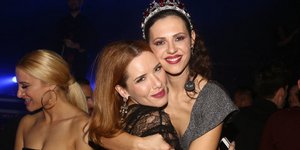Ραμόνα Βλαντή και Τζώρτζια Βαϊνά αγκαλιά σε νυχτερινό κέντρο (Φωτογραφία: NDPphoto)
