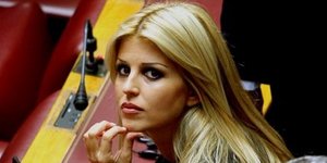 Καλοκαιρινές βουτιές για την Ελενα Ράπτη στη Χαλκιδική [εικόνες]