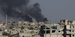 Μεγάλο μέρος της πολιορκούμενης Ράκα έχει μεταβληθεί σε σωρό ερειπίων (Φωτογραφία: ΑΡ)