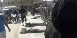 H καθημερινότητα στο κράτος της ISIS: Πολίτες περπατάνε ανάμεσα σε αποκεφαλισμέν