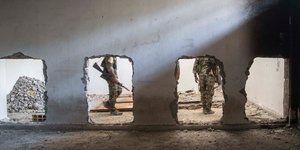 Άνδρες των SDF στο στάδιο όπου οι τζιχαντιστές του ISIS πρόβαλαν την τελευταία αντίσταση στη Ράκα (Φωτογραφία: ΑΡ)