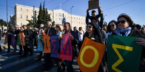 Διαδηλωτές κρατούσαν χαρτόνια που σχημάτιζαν τη λέξη «αντιρατσισμός» (Φωτο: Eurokinissi)