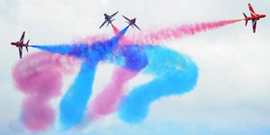 Εναέριο υπερθέαμα στην Αθήνα με τη συμμετοχή των red arrows της Βρετανικής Αεροπ