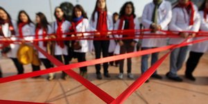 Απίστευτος ρατσισμός!Κόκκινη κορδέλα στους μαθητές - φορείς του ΑΙDS!