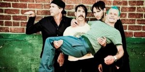 Οι Red Hot Chili Peppers σε βάζουν στο κλίμα: Σουρεάλ βίντεο για το live τους στ
