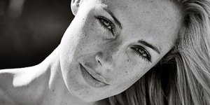 H Ρίβα Στέενκαμπ ποζάρει με το όπλο που τη σκότωσε [εικόνα]