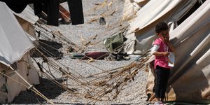 (προσφυγόπουλο στον καταυλισμό Κουτσόχερου στην Λάρισα